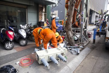 mühendis ve işçi ile elektrik (elektrik) üniformalı Nha Trang City, Vietnam 2018-01-09 sokakta Elektrik donatımı ayarlayın 