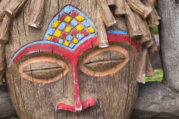 Marrón brillante máscara ritual tradicional africana — Foto de Stock