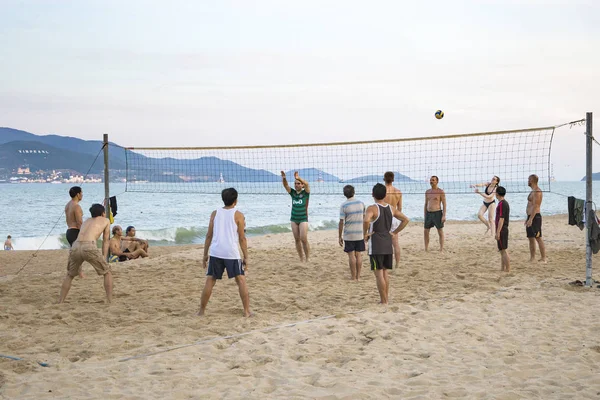 Туристів і місцевих жителів пляжним волейболом на березі моря у В'єтнамі, Nha Trang 2018-01-06 — стокове фото