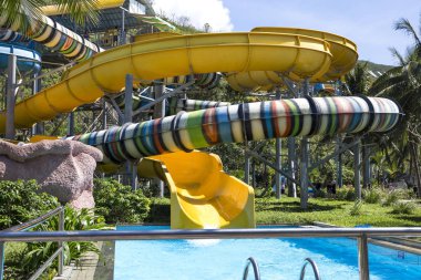 Slayt yeşil bitkiler ve avuç içi Vietnam, çevrili aqua park şehir Nha Trang 2018-01-08 parlak renkli parça ile su 