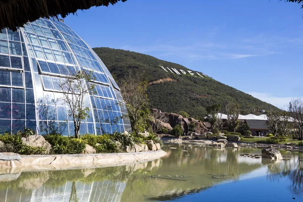 Edificio de cúpula del jardín botánico de vidrio y metal en Vietnam, ciudad de Nha Trang 2018-01-08 — Foto de Stock