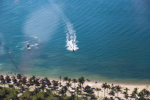 Пляжна активність: вигляд з повітря на реактивні лижні атракціони біля моря — стокове фото