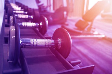 Fitness ve egzersiz ekipman: rafta modern dambıl seti