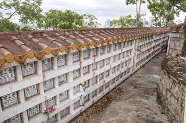 Güvercinlik - Budist mezarlığı. Genel cinerary urns (bir deceasedâ €™ s yakılmış kalır tutan urns) depolanmasını Vietnam, Nha Trang şehir, uzun oğlu Pagoda 2018-01-10  