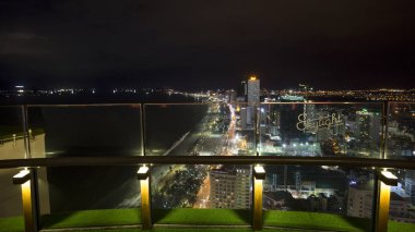 Gece cityscape Nha Trang City, Vietnam 2018-01-14 gökdelenin çatı üzerinden 