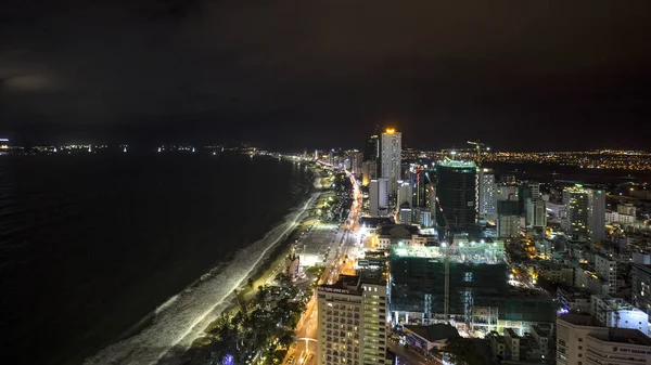 Αστικό τοπίο νύχτα της πόλης να Τρανγκ Βιετνάμ από την ταράτσα του ουρανοξύστη 2018-01-14 — Φωτογραφία Αρχείου