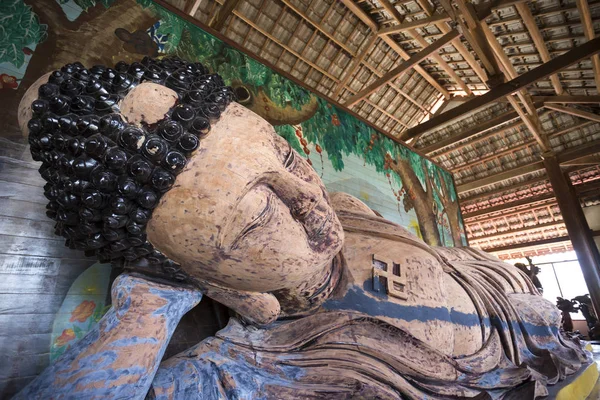 Statua di Buddha sdraiato nella città di Dalat, Vietnam — Foto Stock