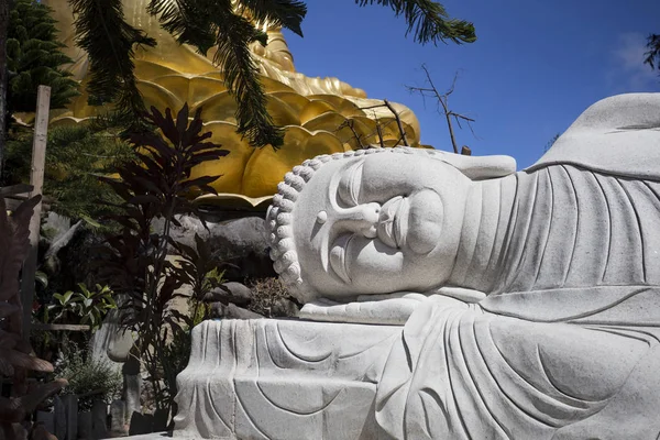 Posąg leżącej Buddy w mieście Dalat, Wietnam — Zdjęcie stockowe