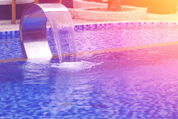 Piscina con getto a cascata — Foto Stock