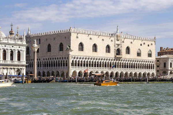 Látnivalók Velence: kilátás nyílik a Szent Márk tér, a tenger felől. Venice, Olaszország-2017-08-22 — Stock Fotó