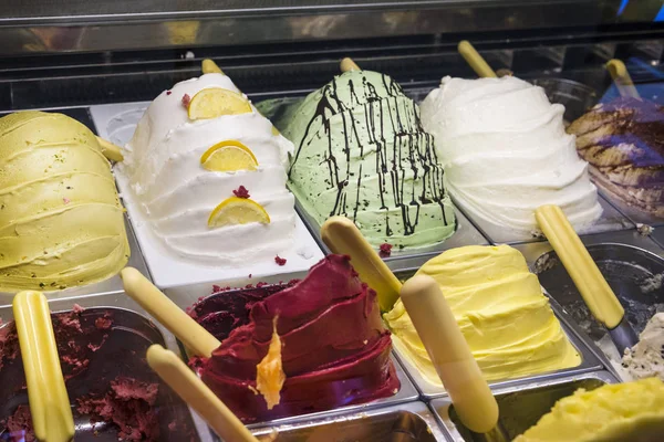 Różne rodzaje pyszne lody w Fotowitrynie — Zdjęcie stockowe