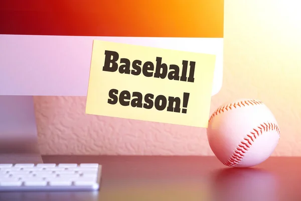 Baseballball in der Nähe moderner Computer mit Erinnerung gelber Aufkleber Zettel mit Text: Baseball-Saison! — Stockfoto