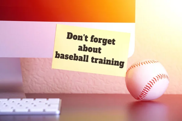 Baseballball in der Nähe moderner Computer mit Erinnerung gelber Haftnotiz mit Text: Baseballtraining nicht vergessen — Stockfoto