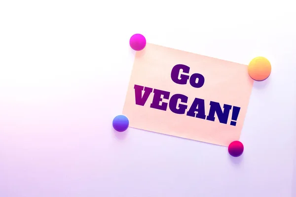 Kylskåp (kylskåp) lapp med texten: Go Vegan! — Stockfoto