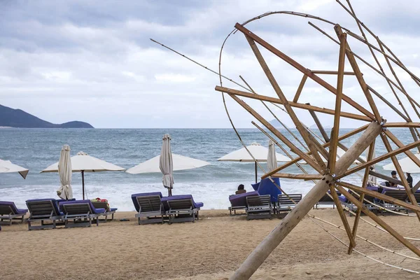 Парасолька сломанной пляжу на узбережжі Нячанг місто, В'єтнам 2018-01-10 — стокове фото