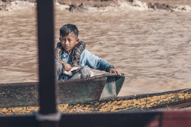 2019-12-27 Kamboçya 'daki Tonle Sap gölünde büyük bir piton yılanının portresi. Suda yüzen köy.