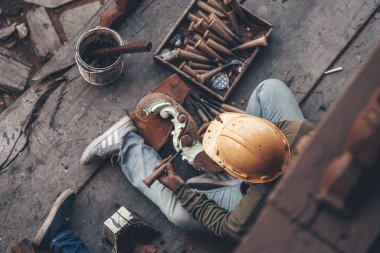 Marangoz - ahşap oymacılığı ustası sanatsal ahşap oymayı özel aletlerle yapıyor. Tayland, Pattaya 2019-12-25