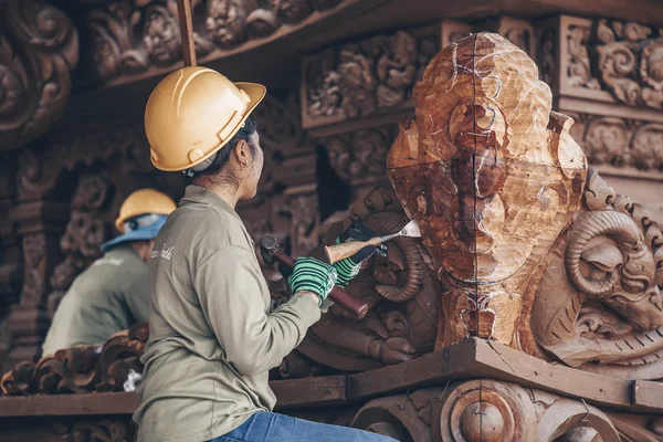 Carpintero - tallado en madera maestro realiza tallado en madera artística con herramientas especiales. Tailandia, Pattaya 2019-12-25 — Foto de Stock