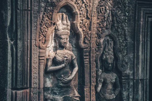 Mur w Angkor Wat - kompleks świątyń hinduskich w Kambodży, największy zabytek religijny na świecie. Popularna atrakcja turystyczna. Widok z wnętrza. Kambodża, Siem Reap — Zdjęcie stockowe