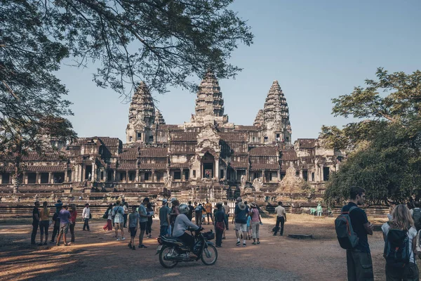 Angkor Wat - Kamboçya 'daki Hindu tapınağı kompleksi, dünyanın en büyük dini anıtı. Popüler turist eğlencesi. Ormandaki kulelere bakın. Kamboçya, Siem Reap, 2019-12-28