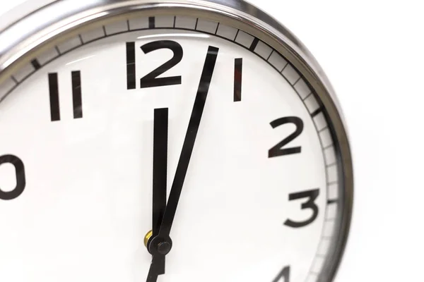 Κλασικό ρολόι κύκλο με τα χέρια ρολόι δείχνει δώδεκα ώρες. Διαχείριση χρόνου, αναβλητικότητα, έννοια παραγωγικότητας. Κλείσιμο φωτογραφίας. — Φωτογραφία Αρχείου