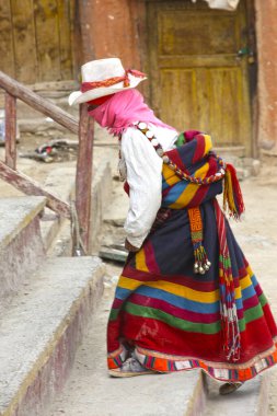 Tibetli kadınlar geleneksel giyim asyası