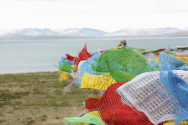 Tibetské Modlitební Vlajky Jezero Manasarovar — Stock fotografie