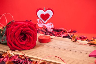 Kırmızı gül ve Not tutucu