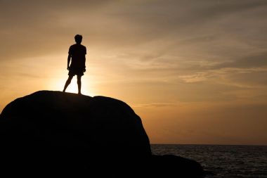 Kayanın üzerinde bir adam