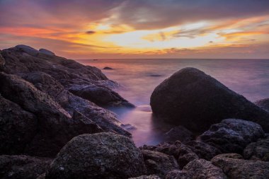 tropik sahilde günbatımı