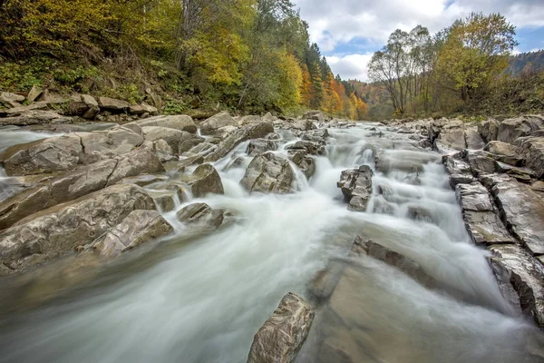 Bieszczady-bergen - Polen Karpaterna - floden — Stockfoto