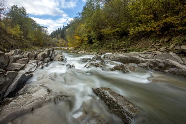 Бещады - Польша Карпаты - Река — стоковое фото