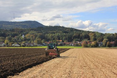 Güzel sonbahar. Sahada çalışan traktör.