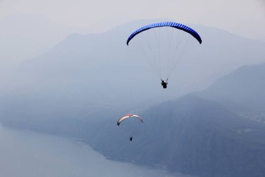 Garda Gölü üzerinden yamaç paraşütü