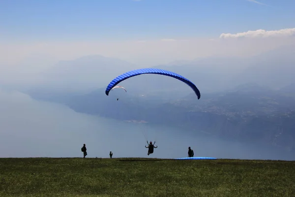 Paragliding over the lake — Stock Photo, Image