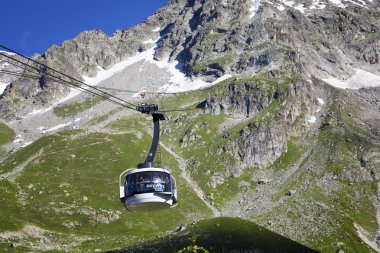 Courmayeur, o - 29 Temmuz 2016: yeni teleferik Skyway Monte Bianco Mont Blanc, İtalyan tarafında kabin başlamak--dan Entreves Punta Helbronner 3466 mt, Aosta Vadisi bölgesinin İtalya,.