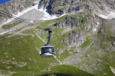 Courmayeur, o - 29 Temmuz 2016: yeni teleferik Skyway Monte Bianco Mont Blanc, İtalyan tarafında kabin başlamak--dan Entreves Punta Helbronner 3466 mt, Aosta Vadisi bölgesinin İtalya,.