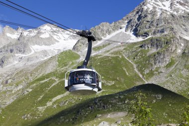 Courmayeur, o - 29 Temmuz 2016: yeni teleferik Skyway Monte Bianco Mont Blanc, İtalyan tarafında kabin başlamak--dan Entreves Punta Helbronner 3466 mt, Aosta Vadisi bölgesinin İtalya,.
