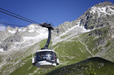 Courmayeur, o - 29 Temmuz 2016: yeni teleferik Skyway Monte Bianco Mont Blanc, İtalyan tarafında kabin başlamak--dan Entreves Punta Helbronner 3466 mt, Aosta Vadisi bölgesinin İtalya,.