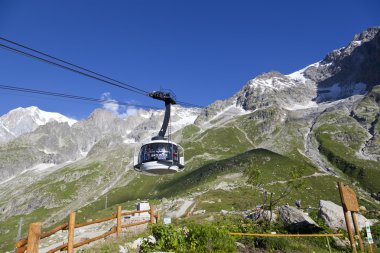 Courmayeur, o - 29 Temmuz 2016: yeni teleferik Skyway Monte Bianco Mont Blanc, İtalyan tarafında kabin başlamak--dan Entreves Punta Helbronner 3466 mt, Aosta Vadisi bölgesinin İtalya,.