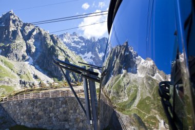 Courmayeur, o - 29 Temmuz 2016: yeni teleferik Skyway Monte Bianco Mont Blanc, İtalyan tarafında kabin başlamak--dan Entreves Punta Helbronner 3466 mt, Aosta Vadisi bölgesinin İtalya,.