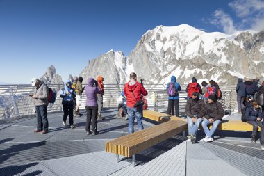Courmayeur, o - 29 Temmuz 2016: kimliği belirsiz kişi bir resim çekmek Panoramik terasta Punta Helbronner yeni Skyway Monte Bianco, terminal İtalya Aosta Vadisi bölgesinin.