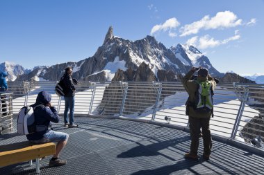 Courmayeur, o - 29 Temmuz 2016: kimliği belirsiz kişi bir resim çekmek Panoramik terasta Punta Helbronner yeni Skyway Monte Bianco, terminal İtalya Aosta Vadisi bölgesinin.