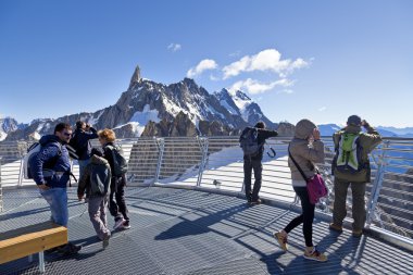 Courmayeur, o - 29 Temmuz 2016: kimliği belirsiz kişi bir resim çekmek Panoramik terasta Punta Helbronner yeni Skyway Monte Bianco, terminal İtalya Aosta Vadisi bölgesinin.