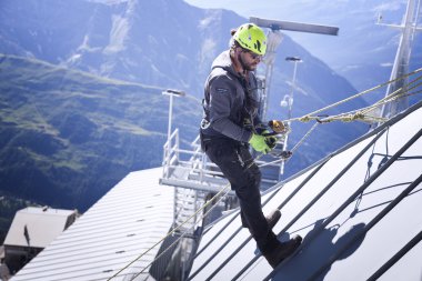 Courmayeur, İtalya - 29 Temmuz 2016:eager dağcı Dağı Blanc için yukarı çıkmadan pratik 