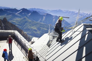 Courmayeur, İtalya - 29 Temmuz 2016:eager dağcı Dağı Blanc için yukarı çıkmadan pratik 