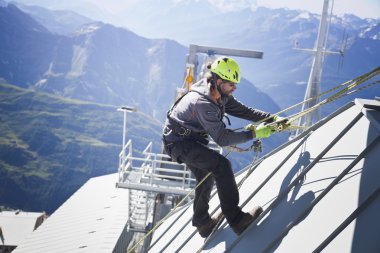 Courmayeur, İtalya - 29 Temmuz 2016:eager dağcı Dağı Blanc için yukarı çıkmadan pratik 