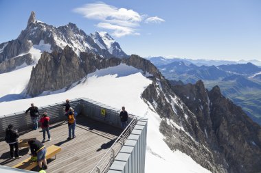 Courmayeur, o - 29 Temmuz 2016: kimliği belirsiz kişi bir resim çekmek Panoramik terasta Punta Helbronner yeni Skyway Monte Bianco, terminal İtalya Aosta Vadisi bölgesinin.