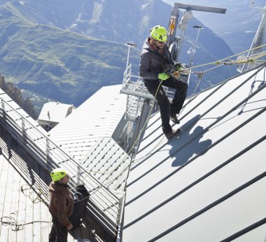 Courmayeur, İtalya - 29 Temmuz 2016:eager dağcı Dağı Blanc için yukarı çıkmadan pratik 