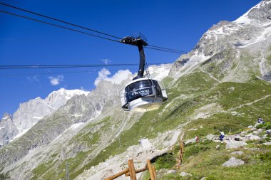 Courmayeur, o - 29 Temmuz 2016: yeni teleferik Skyway Monte Bianco Mont Blanc, İtalyan tarafında kabin başlamak--dan Entreves Punta Helbronner 3466 mt, Aosta Vadisi bölgesinin İtalya,.